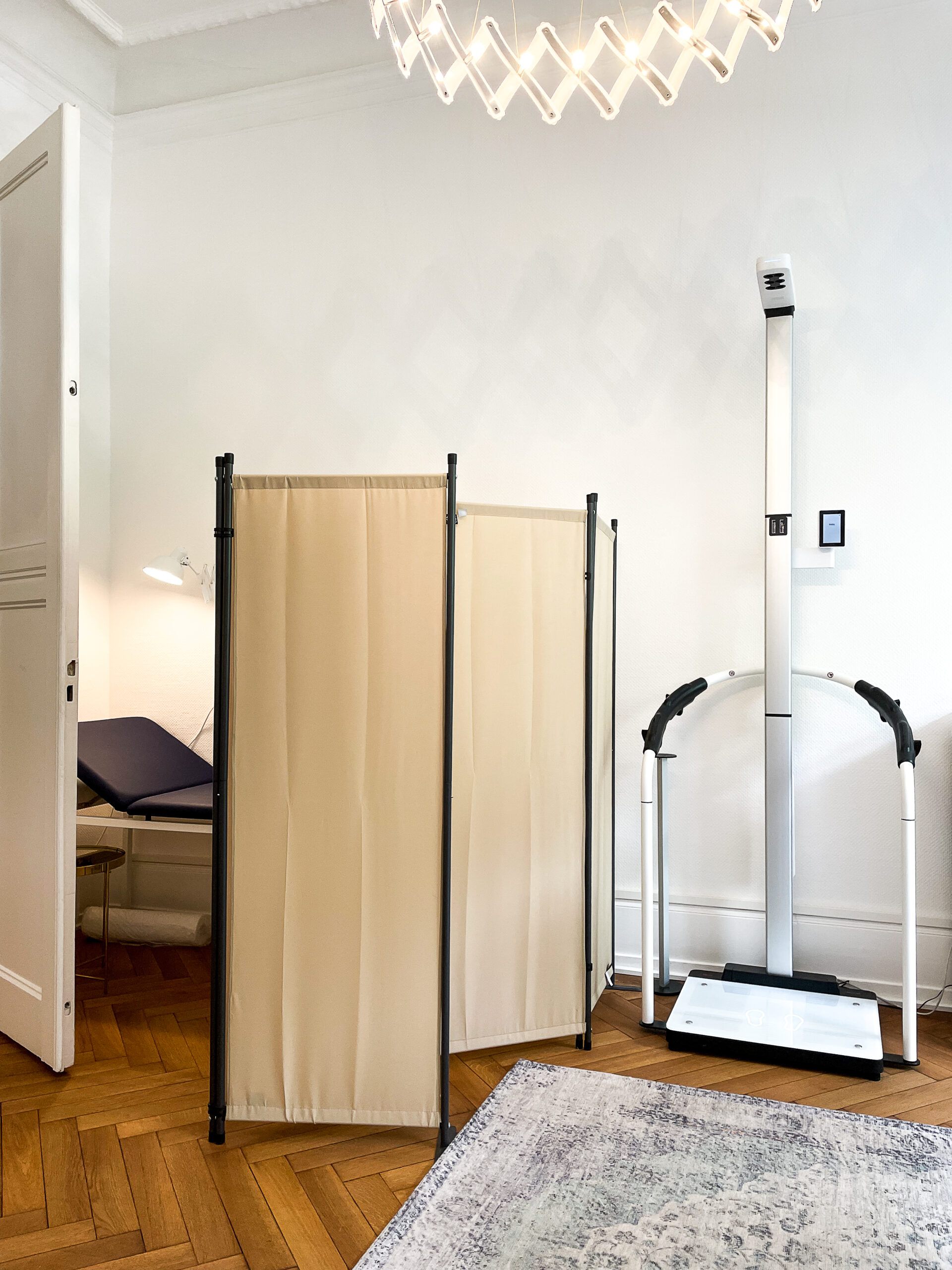 BIA-Messgerät im Behandlungsraum von Anke Huberman Hausarztpraxis Frankfurt Nordend