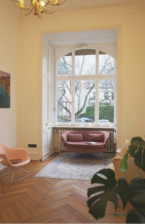 Tisch mit Stethoskop darauf im Behandlungsraum von Anke Huberman Hausarztpraxis Frankfurt Nordend