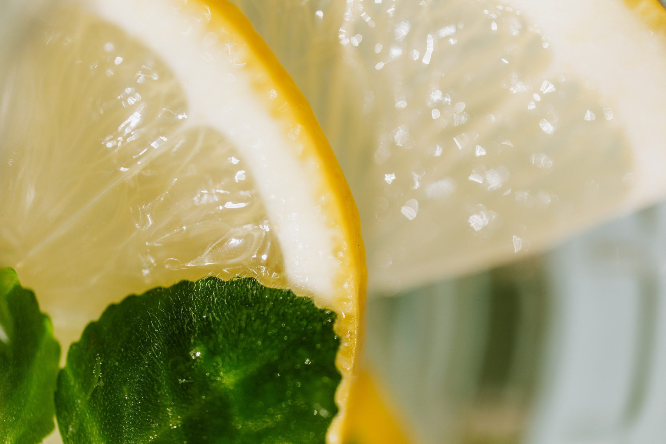 Tisch mit Stethoskop darauf im Behandlungsraum von Anke Huberman Hausarztpraxis Frankfurt Nordend